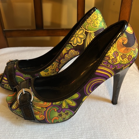 Sarah Jayne Multi Color Peep Toes Size 8 4” Heels - Picture 2 of 6